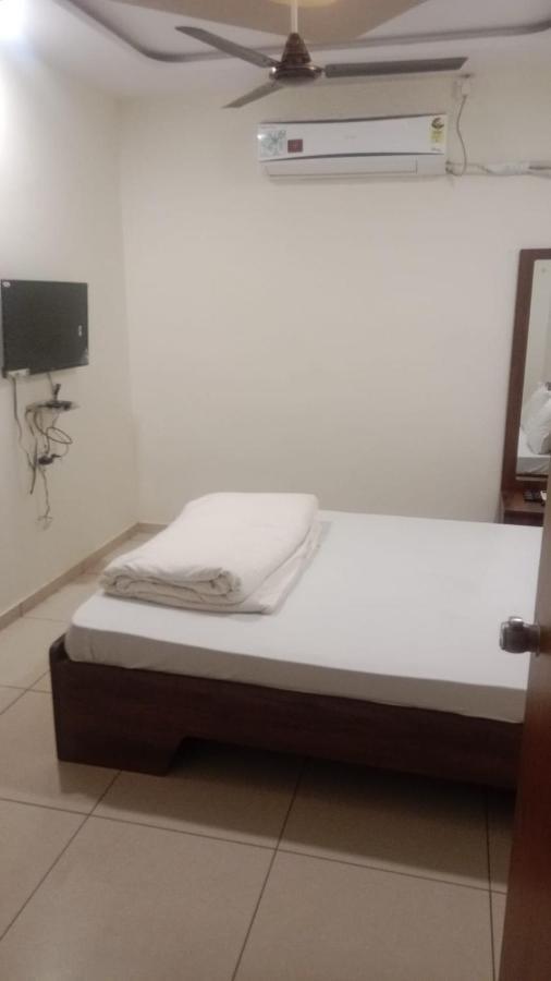 Hotel Shreeji'S Gandhinagar Ngoại thất bức ảnh