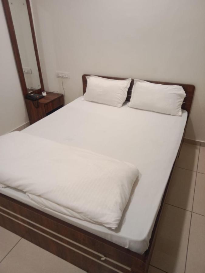 Hotel Shreeji'S Gandhinagar Ngoại thất bức ảnh